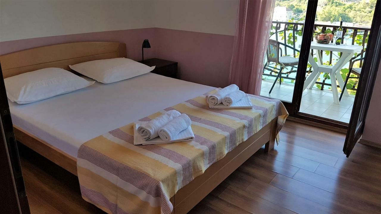 Apartments And Room Caric Jelsa  Exterior foto
