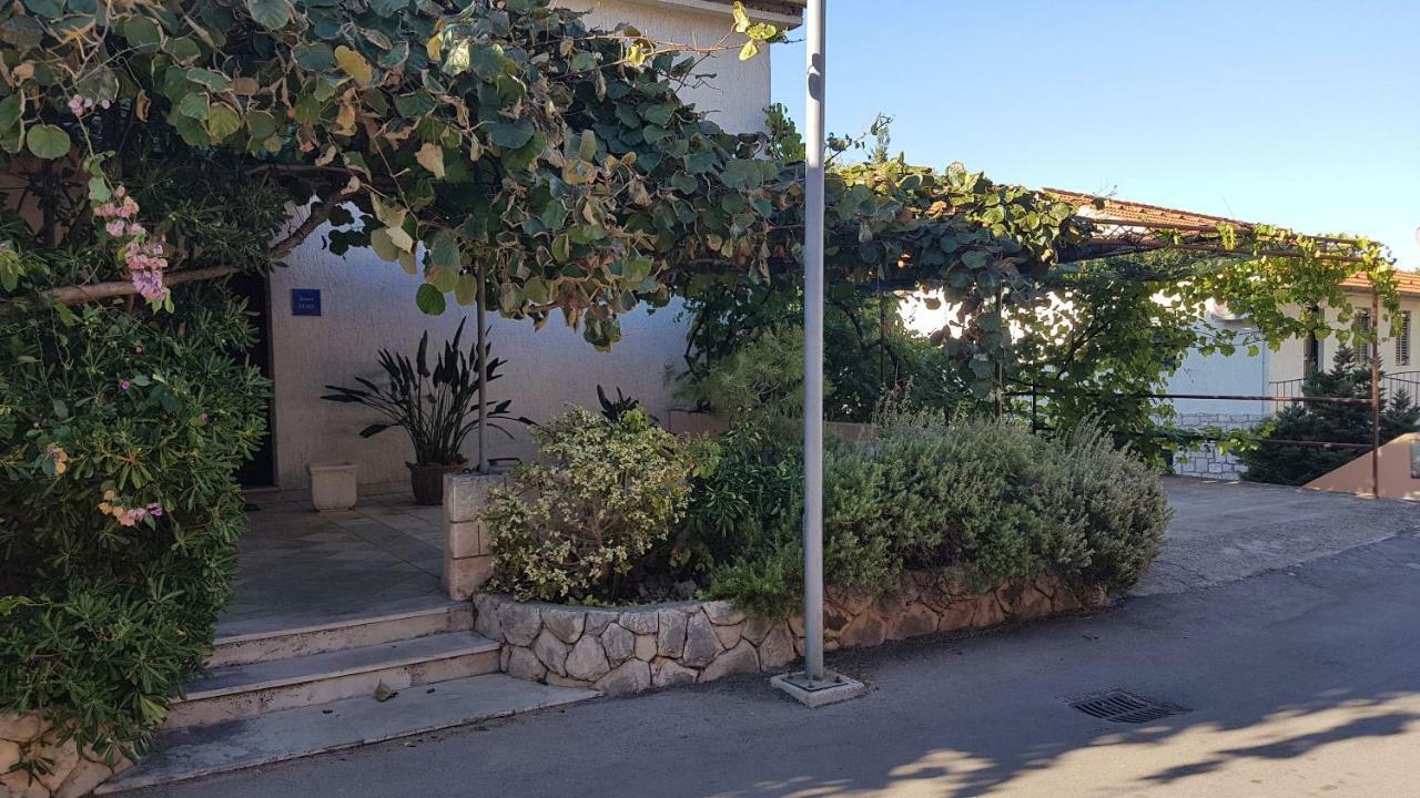 Apartments And Room Caric Jelsa  Exterior foto