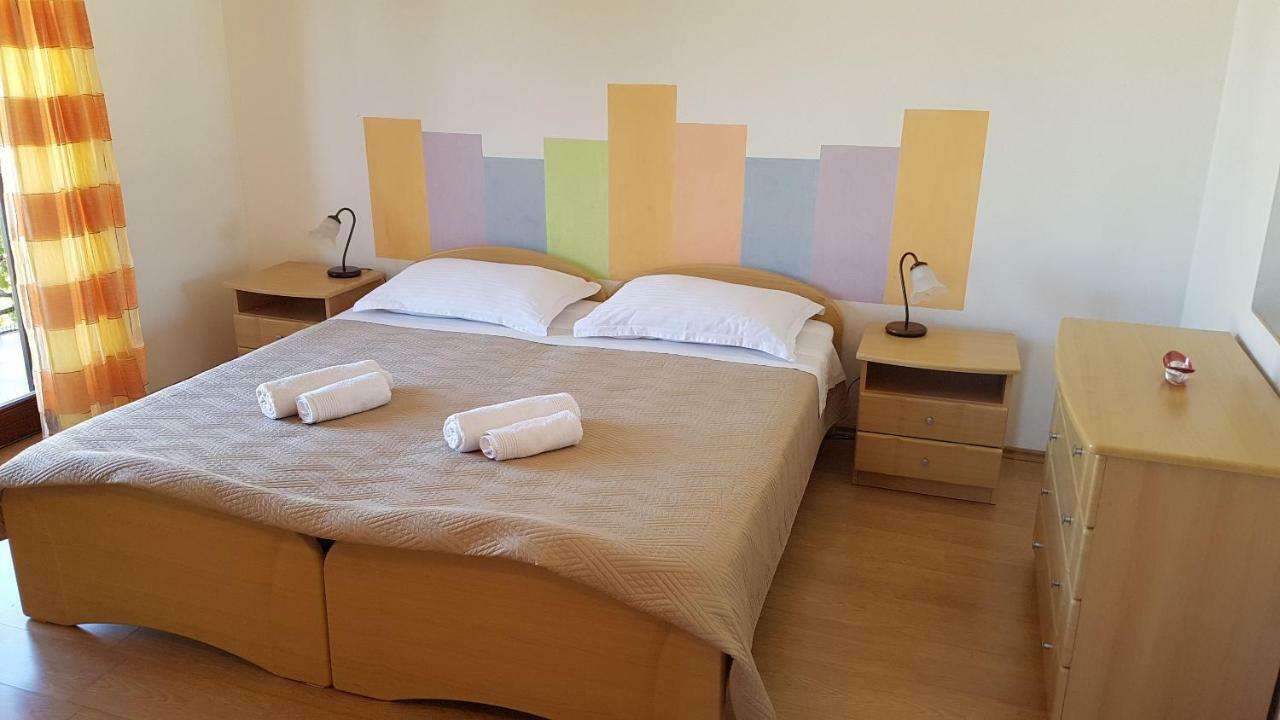 Apartments And Room Caric Jelsa  Exterior foto